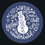 Snowman Christmas Winter Wonderland Typografie Runder Aufkleber<br><div class="desc">Eine festliche typografische Komposition von handgeschriebenem Weihnachtszitat (Schneekill, Steinglocken, Kalter Winter, Weiße Weihnachten, Wunderland, Weihnachtswunsch) umkreist einen Schneemann mit kleinen Herzen und Schneeflocken. Ideal, um Weihnachts- und Feiertagsbriefe und Weihnachtskarten zu Siegel oder Ihre Geschenke unter dem Weihnachtsbaum zu schmücken! Die Farbe Blau ist vollständig veränderbar, auch die Farbe Weiß lässt...</div>