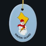 Snowman Colorguard<br><div class="desc">Ein Schneemann, der eine Fahne trägt und einen Schal mit Fahnen trägt, ist ein humorvolles Wachtdesign für Farb- und Wintergartenmitglieder an Geburtstagen und Feiertagen Text kann geändert werden.</div>