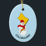 Snowman Colorguard Keramik Ornament<br><div class="desc">Ein Schneemann,  der eine Fahne trägt und einen Schal mit Fahnen trägt,  ist ein humorvolles Wachtdesign für Farb- und Wintergartenmitglieder an Geburtstagen und Feiertagen Text kann geändert werden.</div>