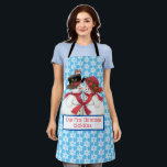 Snowman Couple Christmas All-Over Print Schürze<br><div class="desc">Dieses bezaubernde Design der Schürze zeichnet sich durch einen Vintagen Stil aus,  Schneemann und Schneeschön mit roten Schals-Urlaubshüten. Der Hintergrund ist hellblau mit einem weißen Schneeflockenmuster. Der Text unten lautet: "UNSERE ERSTEN CHRISTMAS - 12-25-20XX" kann angepasst werden.</div>