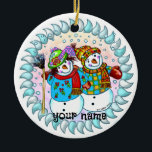Snowman Couple Keramik Ornament<br><div class="desc">Snowman Coupé Verzierung, T - Shirt, Geschenke und Bekleidung von ArtMuvz Illustration. Matching Snowman Bekleidung, T - Shirt, Feriengeschenke. Schneemann T - Shirt, Weihnachtsgeschenke und Winterkleidung.</div>