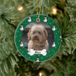 Snowman Custom Pet Puppy Dog Foto Keramik Ornament<br><div class="desc">Dieses festliche Ornament-Design mit einem Foto des Welpenhundes mit seinem Vornamen auf dem monogrammatischen Namensschild des Hundes. Ein tolles Geschenk für Hundefreunde,  um das erste Weihnachtsfest eines Welpen zu feiern oder die Erinnerung an einen geliebten Familienhund zu pflegen.</div>