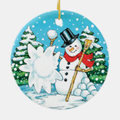 Snowman, der einen Schneeball-Winter-Spaß platsch Keramikornament (Hinten)