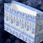 Snowman Dreidels Fun Blue und White Hanukkah Große Geschenktüte<br><div class="desc">Diese lustigen blauen und weißen Hanukkah Geschenktaschen für die besonderen Geschenke während der acht verrückten Nächte mit Familie und Freunden personalisieren. Die großen Geschenktüten werden von einer Reihe von weich blauen und lila dreiköpfigen Stoffwürmern beleuchtet. Eine Reihe fröhlicher jüdischer Schneemänner rund um die Mitte der Tasche winken hallo, während zwei...</div>