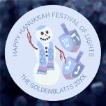 Snowman Dreidels Niedlich Blue Any Text Hanukkah Runder Aufkleber<br><div class="desc">Diese niedlichen Hanukka Aufkleber sind leicht mit jedem Text zu personalisieren, sodass Sie sie für alle Arten von Anwendungen während des Urlaubs anpassen können. Entworfen mit einem lustigen jüdischen Schneemann und seinen passenden dreiköpfigen in sanfter Blues und duskischen Pärchen in der Mitte mit zwei Sets dunkelblauer Kurvordrucke um den oberen...</div>