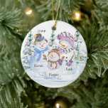 Snowman-Familie von 3 Niedlichen Personalisierten  Keramik Ornament<br><div class="desc">Niedliche personalisierte Weihnachtsschmuck für eine 3-köpfige Familie. Das doppelseitige Design besticht durch ein glückliches Trio von Schneemännern,  umgeben von Weihnachtsbäumen und Sie können es mit dem Jahr und Ihren Namen personalisieren.</div>