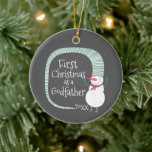 Snowman First Christmas als Pate Personalisiert Keramik Ornament<br><div class="desc">Snowman Erste Weihnachten als Pate Personalisierte Keramik Ornament. Personalisieren Sie Ihre persönlichen Daten sowohl auf der Vorder- als auch auf der Rückseite.</div>