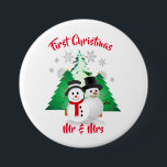 Snowman First Christmas Mr. / Mrs. Holiday Button<br><div class="desc">Zeigen Sie Ihren Status als Herr und Frau mit diesem ersten Weihnachtsferien-Knopf. Dieser Knopf zeigt das Design von Mr. und Mrs. Snowman mit grafisch gestalteten Urlaubsbäumen und Schneeflocken. Ein solcher Knopf wäre ein nachdenkliches Geschenk für sie.</div>