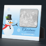 Snowman Fotoplatte<br><div class="desc">Auf der Schneemobil-Foto-Plakette befindet sich ein niedlicher Schneemann mit einem roten Schal und einem schwarzen Hut auf einem verblassten blauen Hintergrund,  der die Wintersaison genießen kann,  wenn Schneeflocken unterschiedlicher Formen behalten werden. Ideal für Weihnachten oder andere Gelegenheiten. © Morning 6</div>