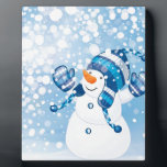 Snowman Fotoplatte<br><div class="desc">Snowman spielt im Schnee mit blauem Hintergrund</div>