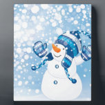 Snowman Fotoplatte<br><div class="desc">Snowman spielt im Schnee mit blauem Hintergrund</div>