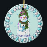 Snowman Granny Keramik Ornament<br><div class="desc">Schneemann Granny Schmuck von ArtMuvz Illustration,  passend Schneemannkleid,  T - Shirt,  Oma Geschenke. Weihnachts-T - Shirt,  Weihnachtsgeschenke und Winterkleidung. Fügen Sie Ihren Namen hinzu oder fügen Sie stattdessen Text hinzu. Passen Sie dieses Schneemann-Ornament an,  um es für Sie einzigartig zu machen oder als personalisiertes Geschenk zu geben</div>