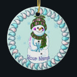 Snowman Granny Ornamente<br><div class="desc">Snowman Granny Ziergegenstände von ArtMuvz Illustration,  passend zum Schneemannskleider,  T - Shirt,  Oma Geschenken. Weihnachts-T - Shirt,  Weihnachtsgeschenke und Winterkleidung. Fügen Sie Ihren Namen hinzu oder fügen Sie stattdessen Text hinzu. Passen Sie dieses Schneemann-Ornament an,  um es für Sie einzigartig zu machen oder als personalisiertes Geschenk zu geben</div>