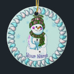 Snowman Granny Ornamente<br><div class="desc">Snowman Granny Ziergegenstände von ArtMuvz Illustration,  passend zum Schneemannskleider,  T - Shirt,  Oma Geschenken. Weihnachts-T - Shirt,  Weihnachtsgeschenke und Winterkleidung. Fügen Sie Ihren Namen hinzu oder fügen Sie stattdessen Text hinzu. Passen Sie dieses Schneemann-Ornament an,  um es für Sie einzigartig zu machen oder als personalisiertes Geschenk zu geben</div>