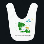 Snowman Green Baby's First Christmas Babylätzchen<br><div class="desc">Ein niedlicher Schneemann mit Hut und Schal,  kleine Sterne und Mond über den Akzenten dieses Babys erste Weihnachten! Fügen Sie den Namen des Babys hinzu,  um ihn anzupassen!</div>