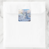 Snowman Holding a White Daisy Quadratischer Aufkleber (Tasche)