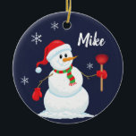 Snowman-Klempner-Verzierung personalisiert Keramik Ornament<br><div class="desc">Niedliche Verzierung eines Snowman als Klempner. Vervollkommnen Sie für den Klempner in Ihrem Leben. Personifizieren Sie es mit ihrem Namen. Sie können eine Sondermeldung der Rückseite der Verzierung hinzufügen,  wenn Sie mögen. Grafiken genehmigt durch graphicsfactory.com</div>
