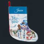 Snowman | Lassen Sie es Personalisiert schneien Kleiner Weihnachtsstrumpf<br><div class="desc">Ein bezaubernder Strumpf der Fleece wird Familie und Freunde mit einem bunten Schneemann und seinem Hund in einem Santa Anzug Freund begrüßen,  während sie einen Schneefall genießen. Personalisieren Sie dies mit einem Namen,  bevor Sie sich in Ihren Warenkorb legen.</div>