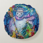 SNOWMAN MIT CHRISTMAS BAUM UND SPIELZEUG RUNDES KISSEN<br><div class="desc">Farbenfrohe,  skurrile und lustige Acrylmalerei von Bulgan Lumini (c). Schneebedeckte Winternacht mit Schneemann,  Weihnachtsbaum,  Spielzeug,  Katz,  Eule,  Puppen,  Zierbeeren und holzigen Pflanze in lebhaften Gelb-,  Blau-,  Grün-,  Rot-,  Weißpinken- und Farbtönen</div>