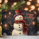 Snowman mit Edison Lights Happy Holidays Feiertagskarte<br><div class="desc">Feiern Sie die Urlaubssaison mit dieser bezaubernden Schneemannskarte, die mit leuchtenden Edison-Lichtern geschmückt ist und ein gemütliches, Vintages Ambiente schafft. Der klassische Top-Hut des Schneemanns, der rote Schal und der fröhliche Ausdruck tragen zum Festgeist bei, während die bunten Lichter eine Touch von Wärme und Nostalgie bieten. Ideal, um Freunden und...</div>