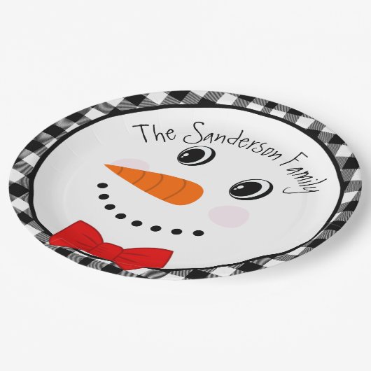 Snowman mit Red Bowtie Black Buffalo Kariert Trimm Pappteller (Schrägansicht)