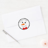 Snowman mit Red Bowtie Black Buffalo Kariert Trimm Runder Aufkleber (Umschlag)