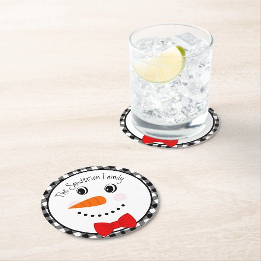 Snowman mit Red Bowtie Black Buffalo Kariert Trimm Runder Pappuntersetzer (Vor Ort)