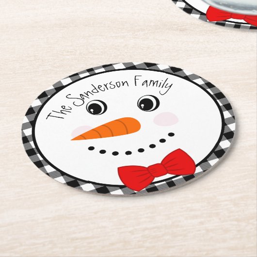 Snowman mit Red Bowtie Black Buffalo Kariert Trimm Runder Pappuntersetzer (Angewinkelt)