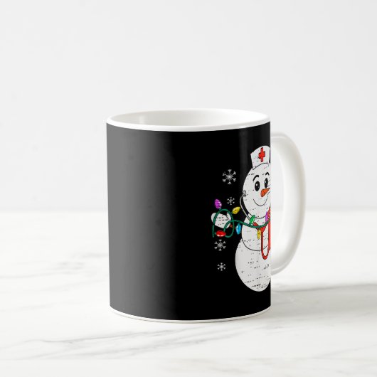 Snowman Nurse Christmas Stethoscope Xmas Scrub Top Kaffeetasse (VorderseiteRechts)