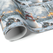 Snowman putzt einen Retro-Rasenmäher auf verschnei Geschenkpapier (Rolleneckpunkt)