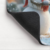 Snowman putzt einen Retro-Rasenmäher auf verschnei Mousepad (Ecke)