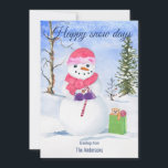 Snowman rosa Schal Süßkarpfen Zuckerrohr Happy Sch Feiertagskarte<br><div class="desc">Schneemann mit einem rosa Schal, der einen Bonbonstock trägt. Eine Limonenbeutel sitzt bei ihm im Schnee. Im Inneren der Tasche ist ein spiralrosa Lollipop und ein niedlicher kleiner Bär. Der Hintergrund ist eine schneebedeckte Landschaft mit Bäumen. Gute Schneetage, Grüße. Sie können das personalisieren. Die Rückseite weist ein Muster farbiger Kreise...</div>