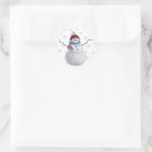SNOWMAN, SCARF & STRUMPF CAP by SHARON SHARPE Runder Aufkleber (Tasche)