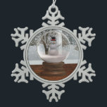 Snowman Snow Globe Schneeflocken Zinn-Ornament<br><div class="desc">Ein Schneemann Schneeglobe wie von innen gesehen.</div>