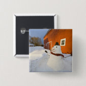 Snowman vor der roten Scheune in Columbia Falls Button (Vorne & Hinten)
