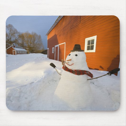 Snowman vor der roten Scheune in Columbia Falls Mousepad (Vorne)