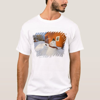 Snowman vor der roten Scheune in Columbia Falls T-Shirt