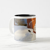 Snowman vor der roten Scheune in Columbia Falls Zweifarbige Tasse (Vorderseite Links)