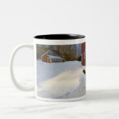 Snowman vor der roten Scheune in Columbia Falls Zweifarbige Tasse (Links)