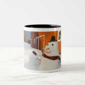 Snowman vor der roten Scheune in Columbia Falls Zweifarbige Tasse (Mittel)