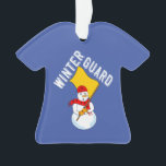 Snowman Winter Guard Metal Ornament<br><div class="desc">Wintergartentext mit einem Schneemann,  der eine Flagge trägt und einen Schal mit Fahnen trägt,  ist ein humorvolles Wachtdesign für Farb- und Winterwacher an Geburtstagen und Feiertagen</div>