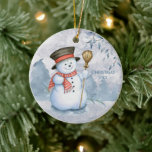 Snowman Winter personalisieren Jahr Niedlichen Wei Keramik Ornament<br><div class="desc">Niedlicher Aquarellschneemann Weihnachtsschmuck.  Schön.  So niedlich für Ihren Urlaub.   Siehe dazu passende Produkte.  Denken Sie daran,  Sie können dieses Muster auf alles übertragen,  was "Zazzle" zum Kauf zur Verfügung hat.  Dies wird einen besonderen Sake für diese "schwer zu kaufen Person" machen</div>
