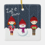 Snowman Winter Wonderland Keramikornament<br><div class="desc">Schneemann Winter Wonderland lassen Sie es schnee, lassen Sie es schnee, lassen Sie es schnee. Feiern Sie die Saison mit diesem lustigen und skurrilen Winterthema. Dieses winterliche Design besteht aus einem lustigen, liebevollen Schneemann und zwei fröhlichen Kindern, die in ihren wärmsten Winterschwitzen gekleidet sind. Mit den passenden Accessoires, Geschenken, Gastgeschenke...</div>