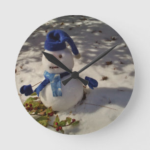 Snowman withBlue Hat and Scarf Runde Wanduhr