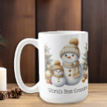 Snowman World's Best Oma Gold Green Christmas Kaffeetasse<br><div class="desc">Mit dieser bezaubernden Oma-Snowman-Tasse der Welt macht Oma’s Weihnachten ein besonderes Erlebnis! Mit zwei bezaubernden Schneemünden in gemütlichen goldenen Strick-Hüten und Schals, umgeben von verzierten Weihnachtsbäumen und festlichen Ornamenten, ist diese Tasse ein herzliches Geschenk, das sie schenken wird. Ideal für den Morgenkaffee, Tee oder heißen Kakao, ist es eine durchdachte...</div>