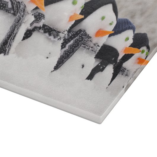 Snowmen nah oben in einer Reihe Schneidebrett (Ecke)