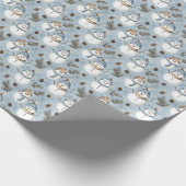 Snowmen & Pinecones auf Snowy Blue Geschenkpapier (Ecke)