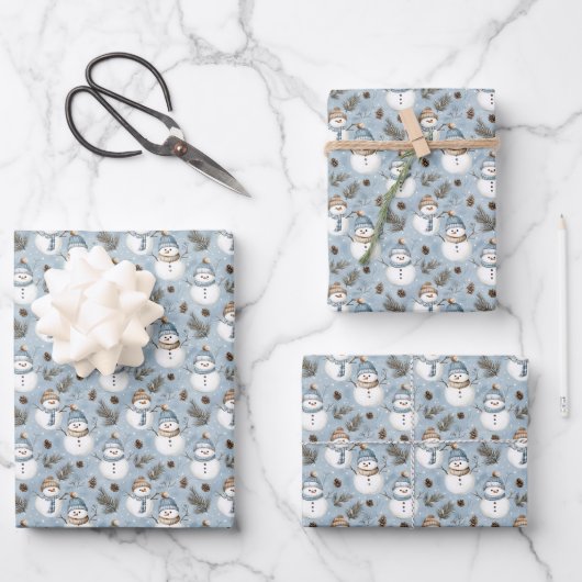 Snowmen & Pinecones auf Snowy Blue Geschenkpapier Set (Vorderseite)