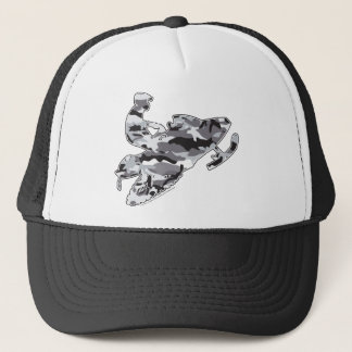 Snowmobiler in grauer Camouflage Truckerkappe