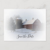 Snowy Barn und Silo Winter Wedding Save the Date Ankündigungspostkarte (Vorderseite)